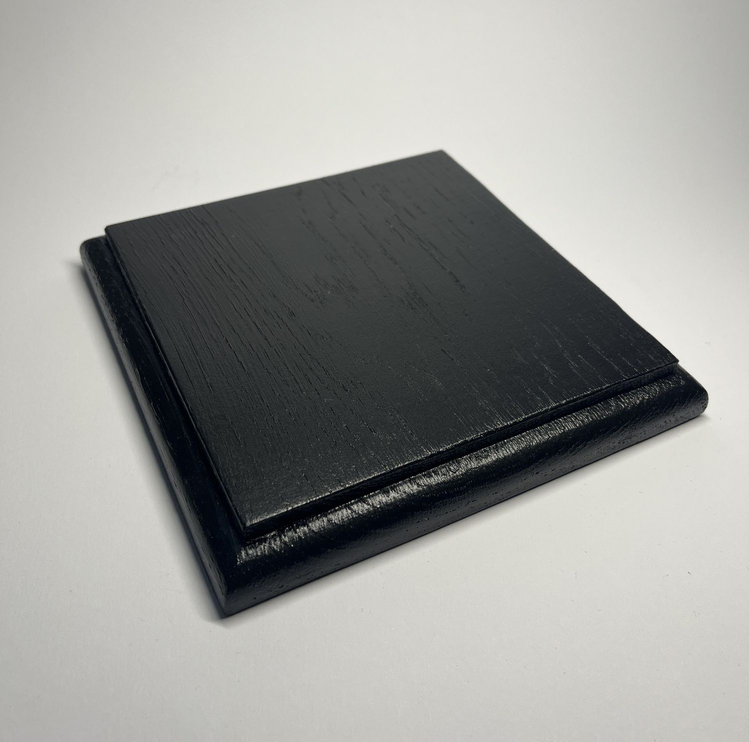 Kwadratowa podstawka dębowa – M | Czarny | Frez zaokrąglony