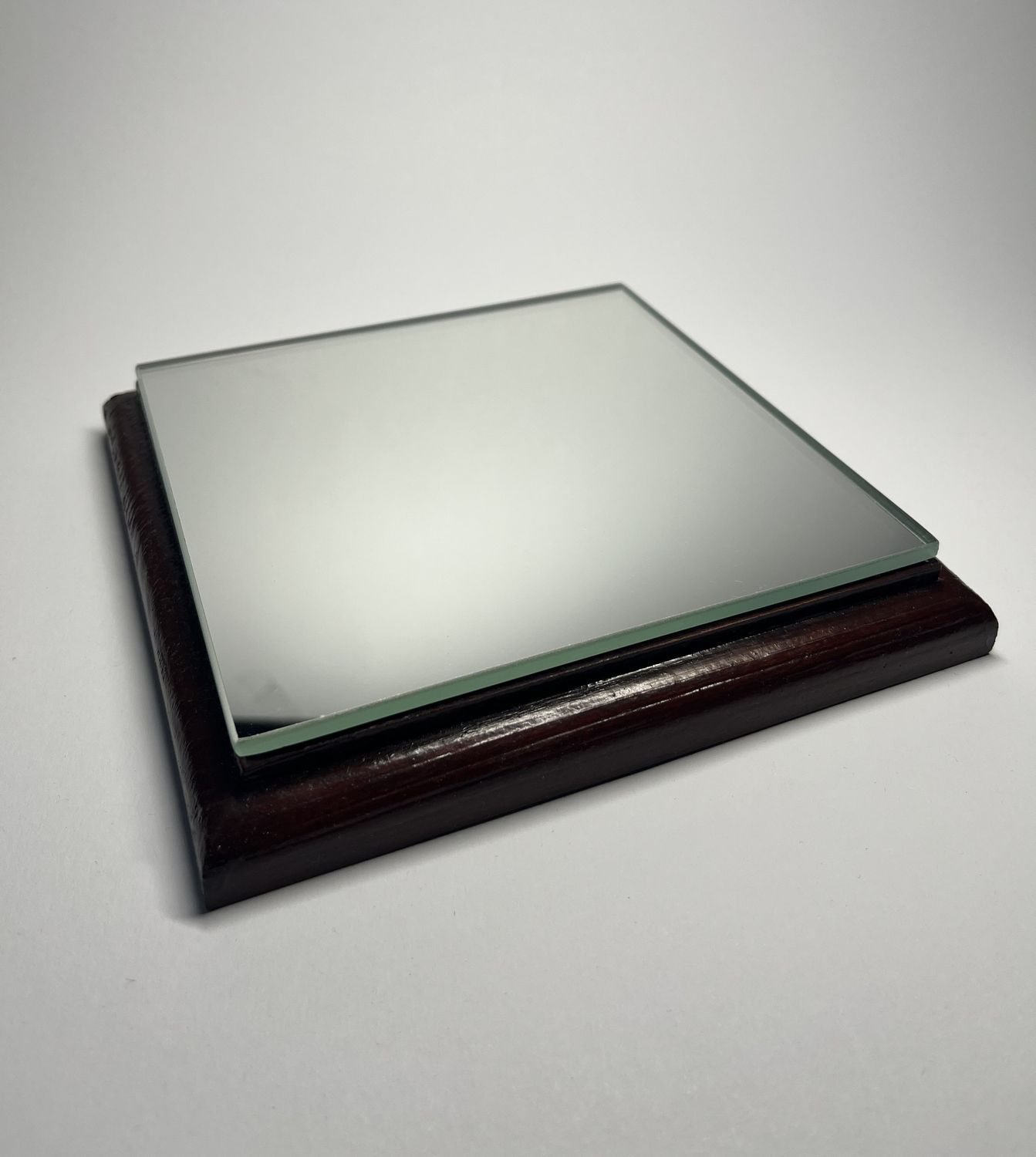 Podstawka dębowa Drewno &amp; Lustro – Kwadrat | Mahoń | Frez zaokrąglony