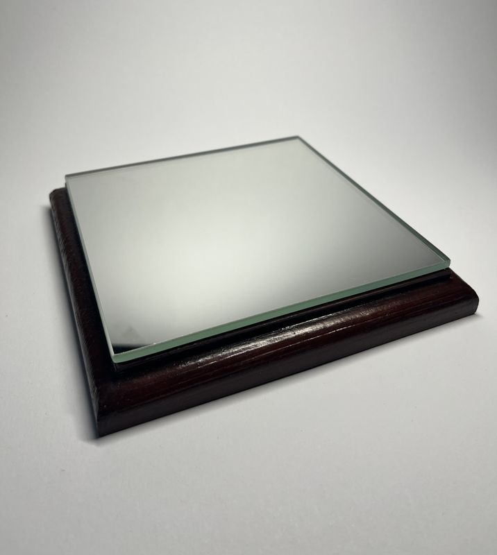 Podstawka dębowa Drewno &amp; Lustro – Kwadrat | Mahoń | Frez zaokrąglony