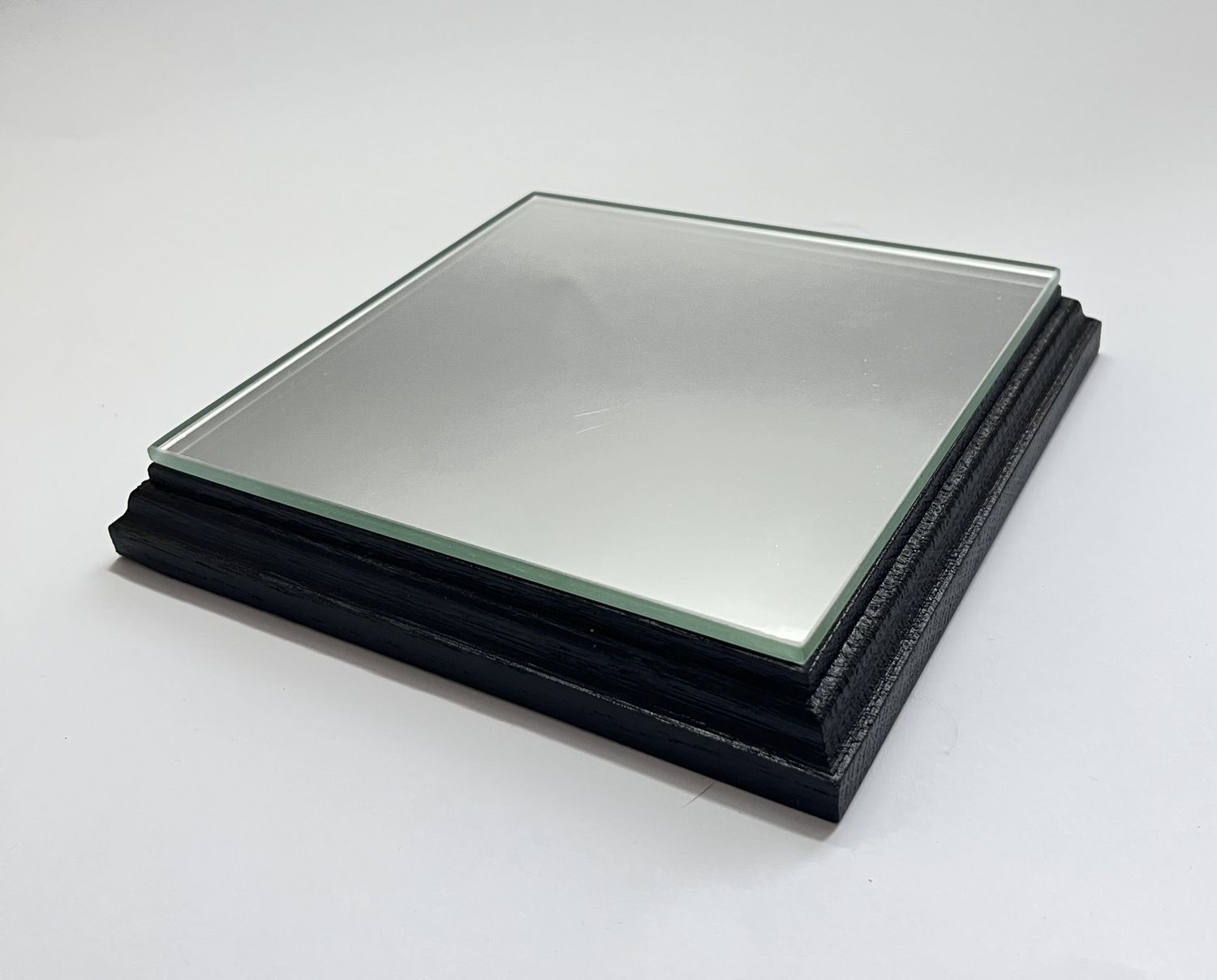 Podstawka dębowa Drewno &amp; Lustro – Kwadrat| Czarny| Frez klasyczny