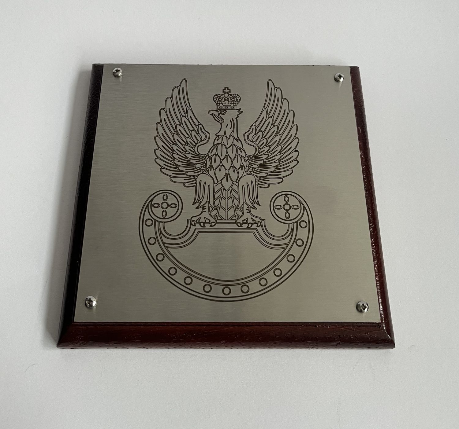 Kwadratowa podstawka Drewno-Stal nierdzewna - L | Mahoń| Frez zaokrąglony  – Orzeł Polskich Sił Lądowych