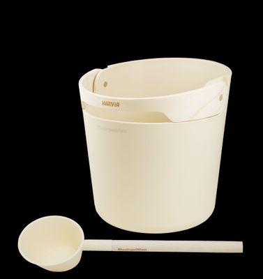 Seau pour sauna avec louche blanche sur fond noir 