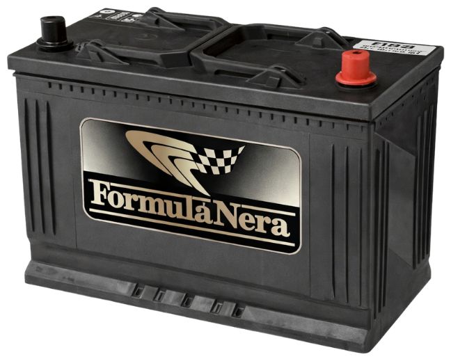 Batteria per auto Formula Nera di colore nero, con etichetta frontale nera e oro e terminali rosso e nero