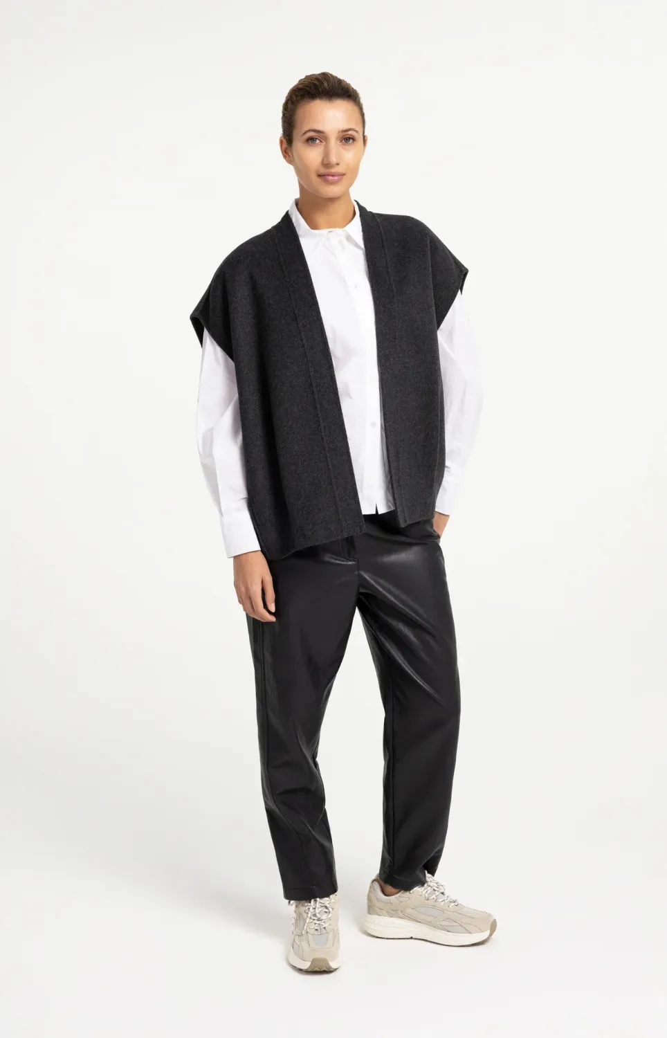 YaYa Kunstleren broek met wortelmod 01-309289-609 HOLE BLACK