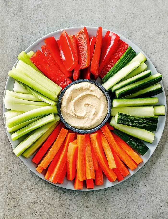 Bastones de verduras con hummus