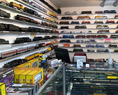 TrainRacs - Aluminum Display Shelf for O or HO Gauge / 6 Foot Long