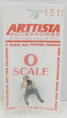 A1519 - Railfan with Camera Stooping