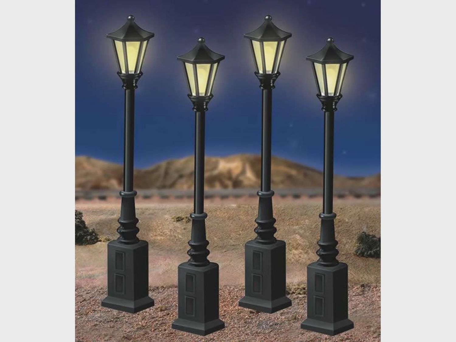 6-24156 - Lionelville Street Lamps / 4 Pack