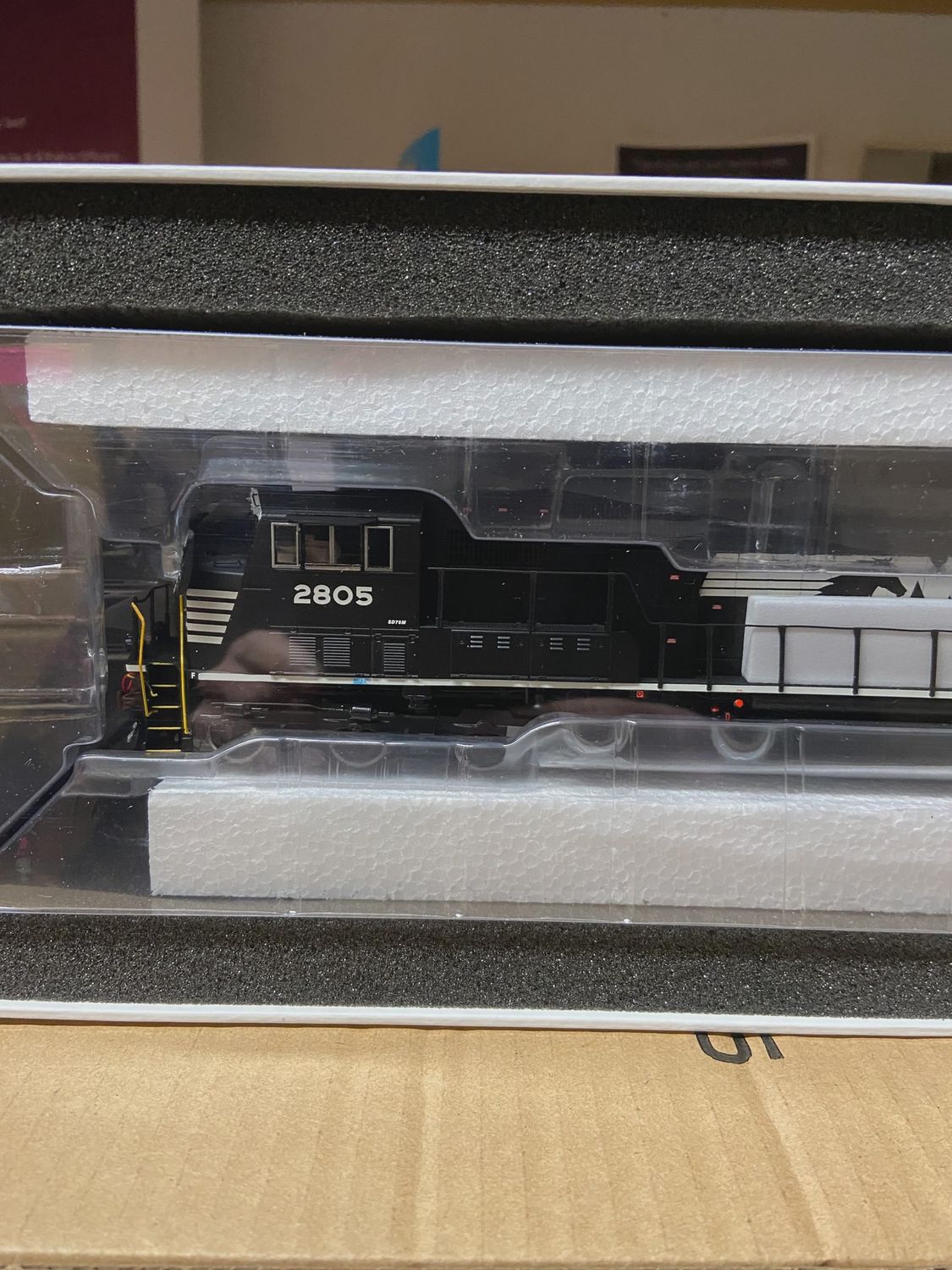 athg69317 - ATHG69317	 HO SD75M w/DCC &amp; Sound, NS #2805