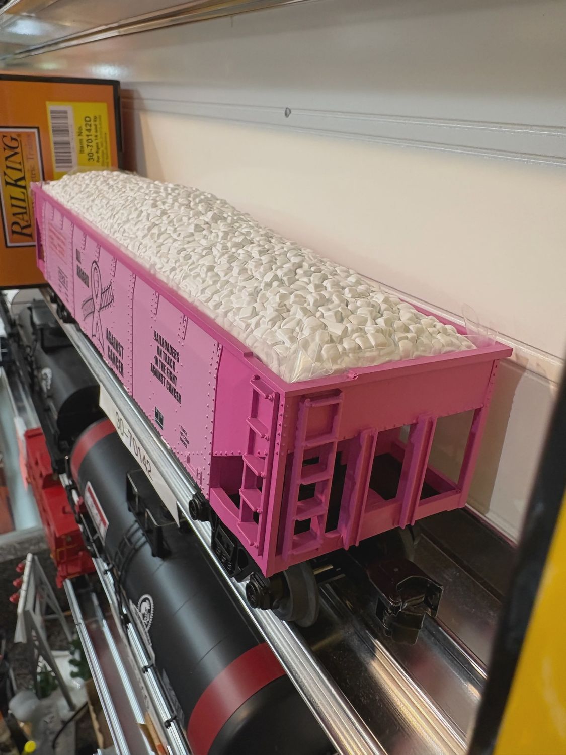 30-70142 - Cancer Awareness O Gauge RailKing 3-Car 4-Bay Hopper Car Set