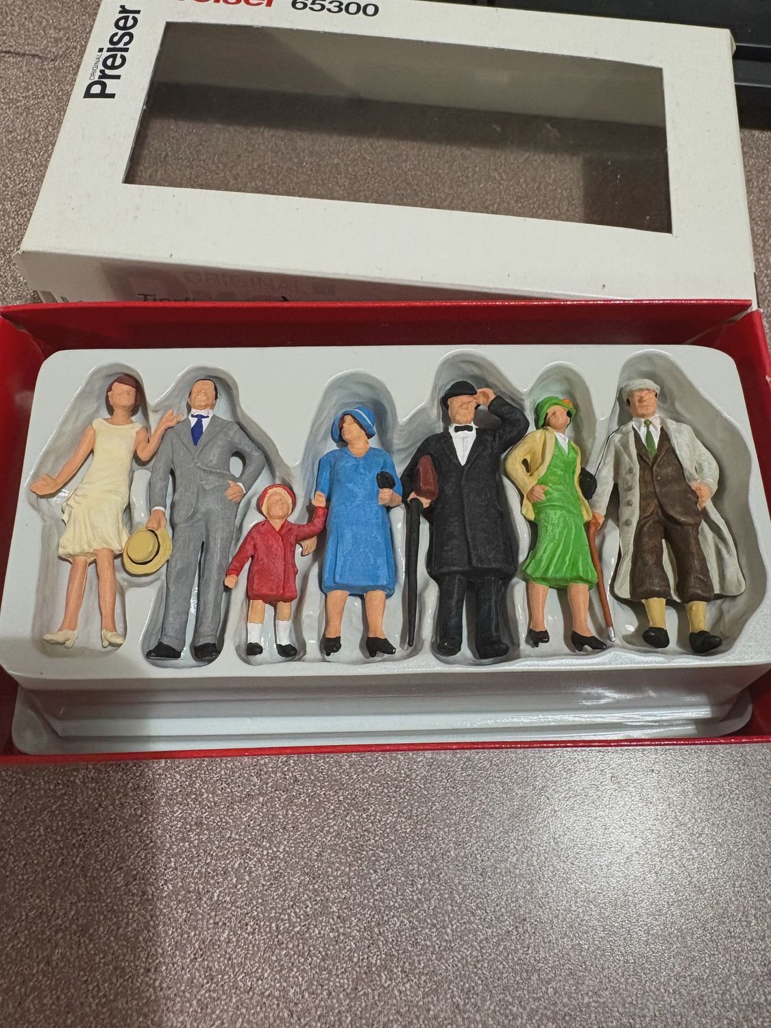 65300 - Passers-by. Around 1925