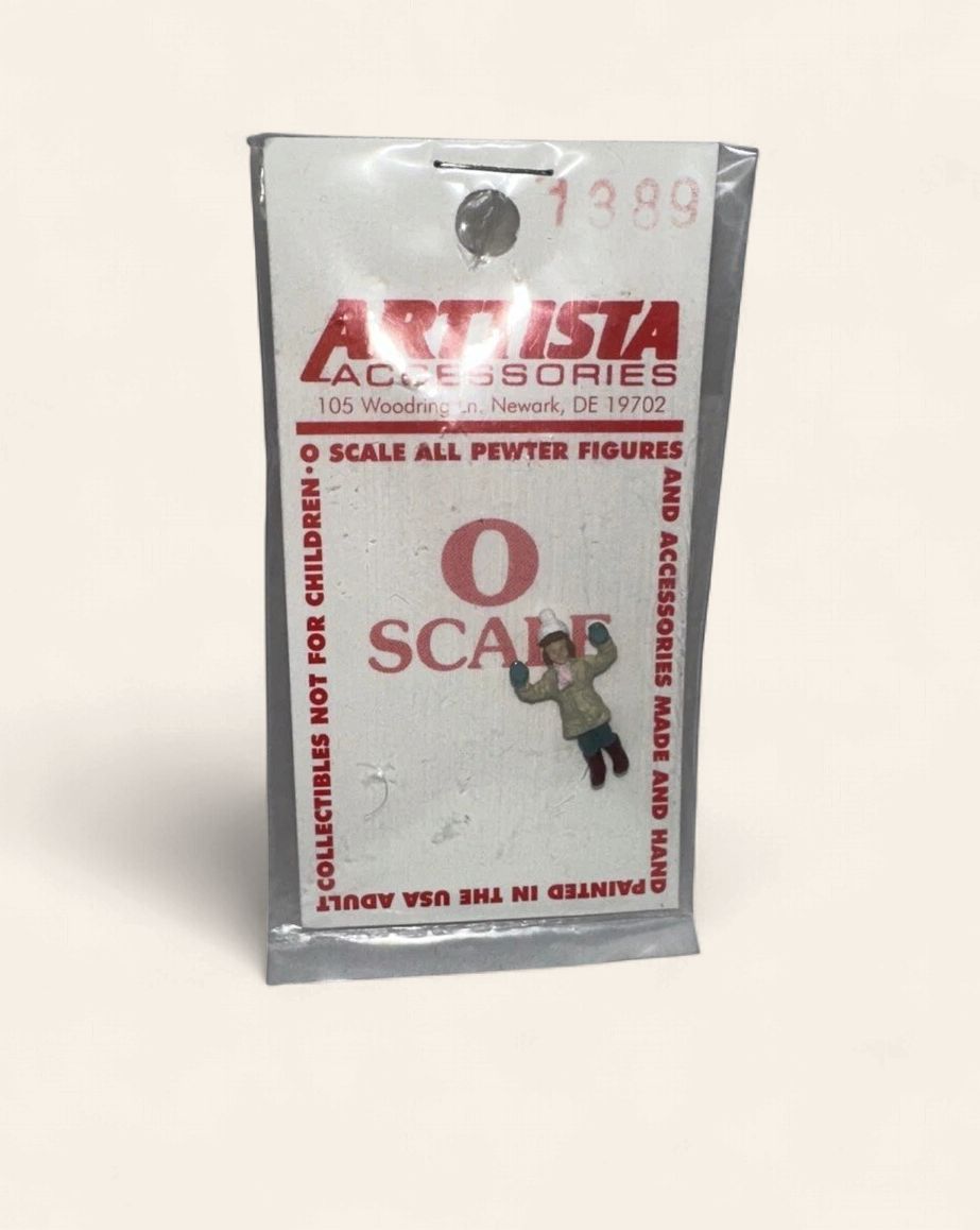 a1389 - Little Girl Building Snowman