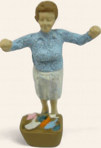 A1477 - Woman with Laundry Basket