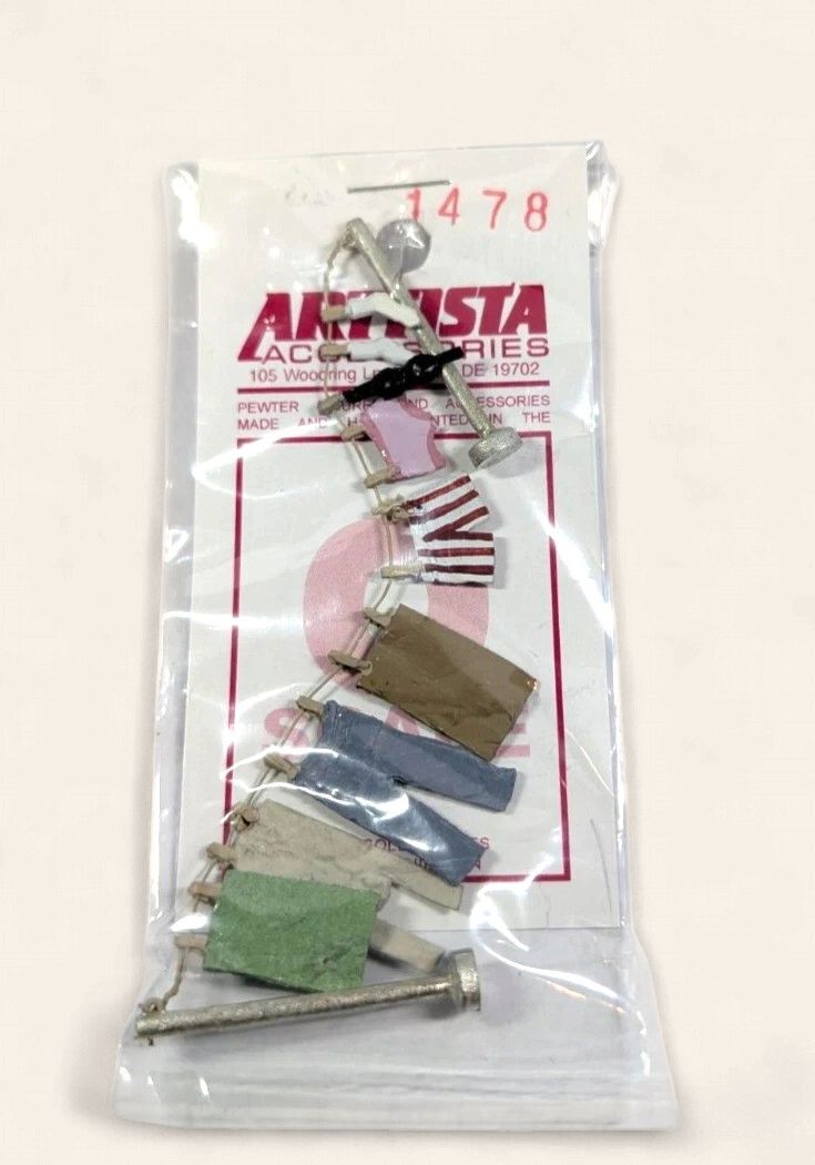 A1478 - Clothesline with Clothes