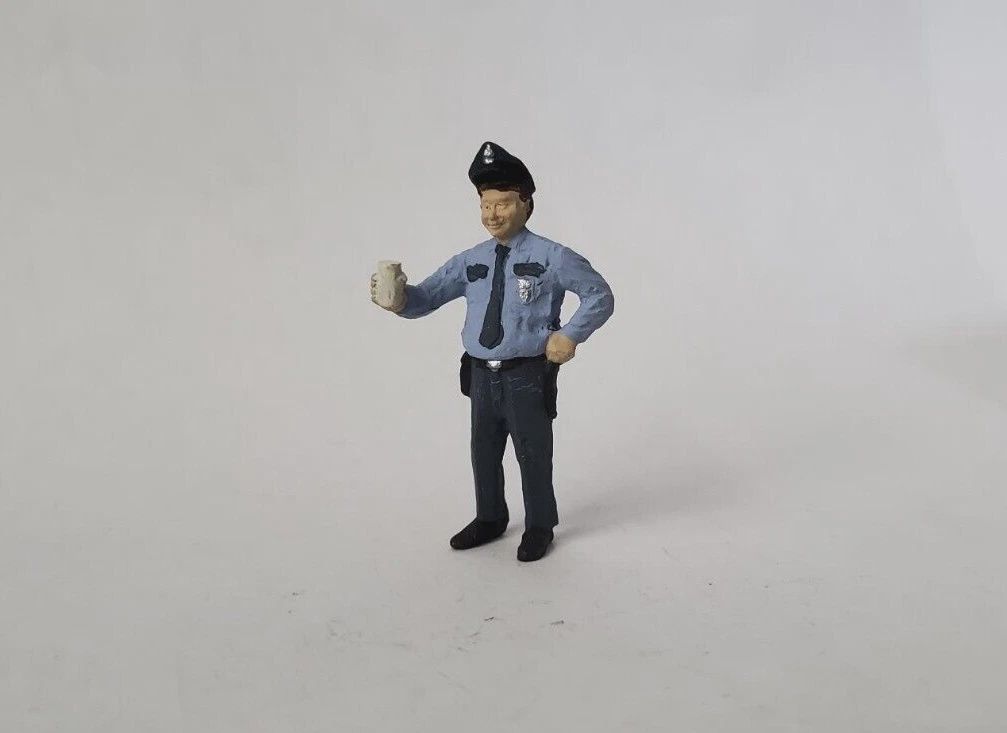 A1516 - Policeman with Glass