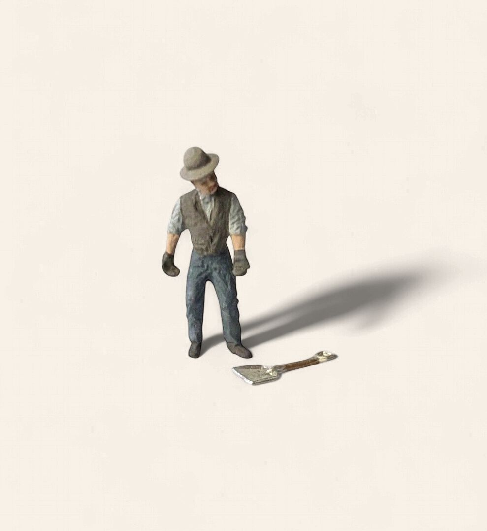 A1534 - Period Fireman with Shovel