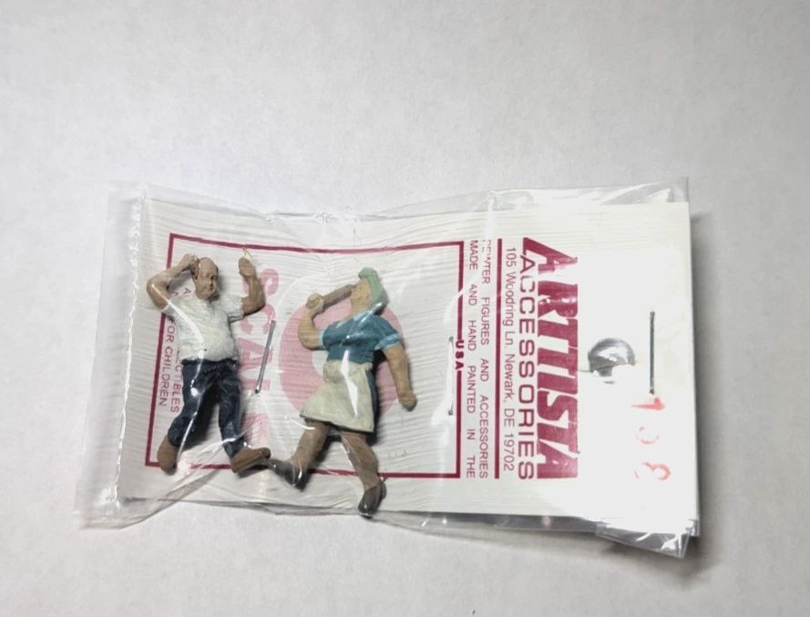 A1584 - Woman Chasing Man