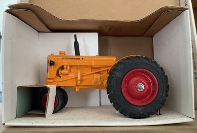 sct 170 - 1/16 Scale Minneapolis-Moline Narrow Front Tractor