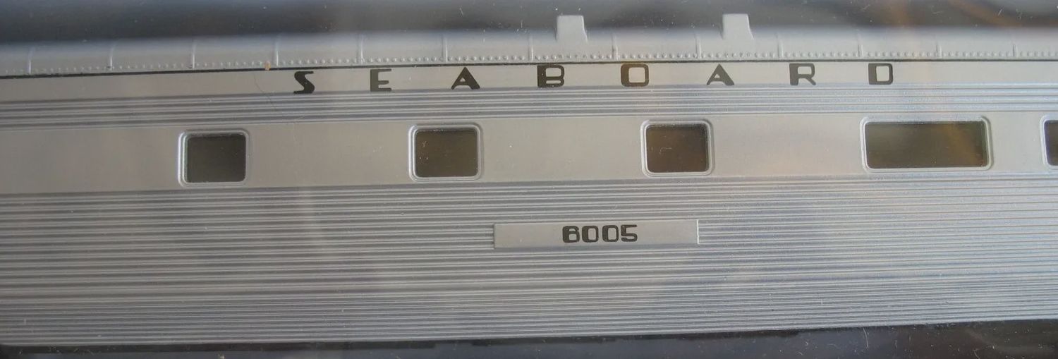 47934 - HO Scale Seaboard 6005 Corrugated Side Combine