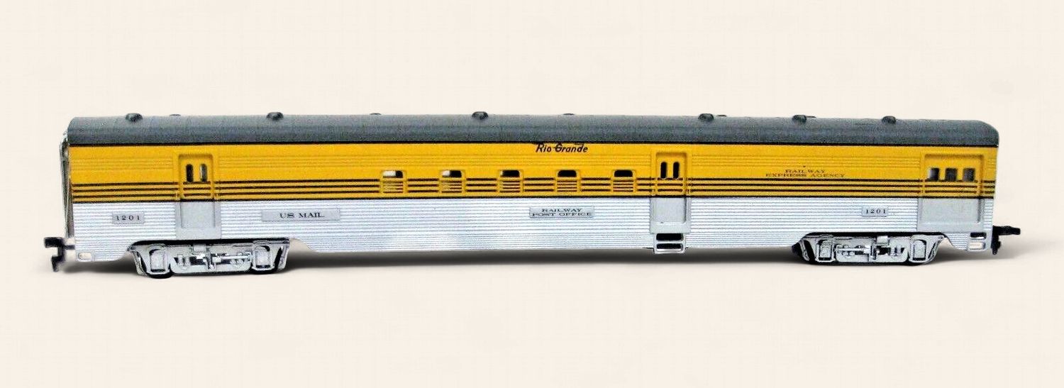 47335 - HO IHC CS RIO GRANDE RPO CAR CORRUGATED SIDE