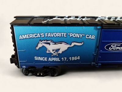 2201420 - FORD MOTOR MUSTANG BOXCAR O GAUGE Ford Halderman Mustang Boxcar
