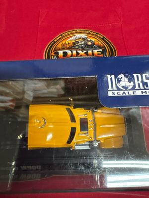 62110y - HO - Kenworth W900 tractor/sleeper yellow