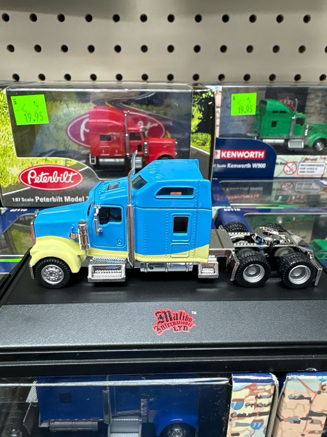 06400wave - HO - International Kenworth W900