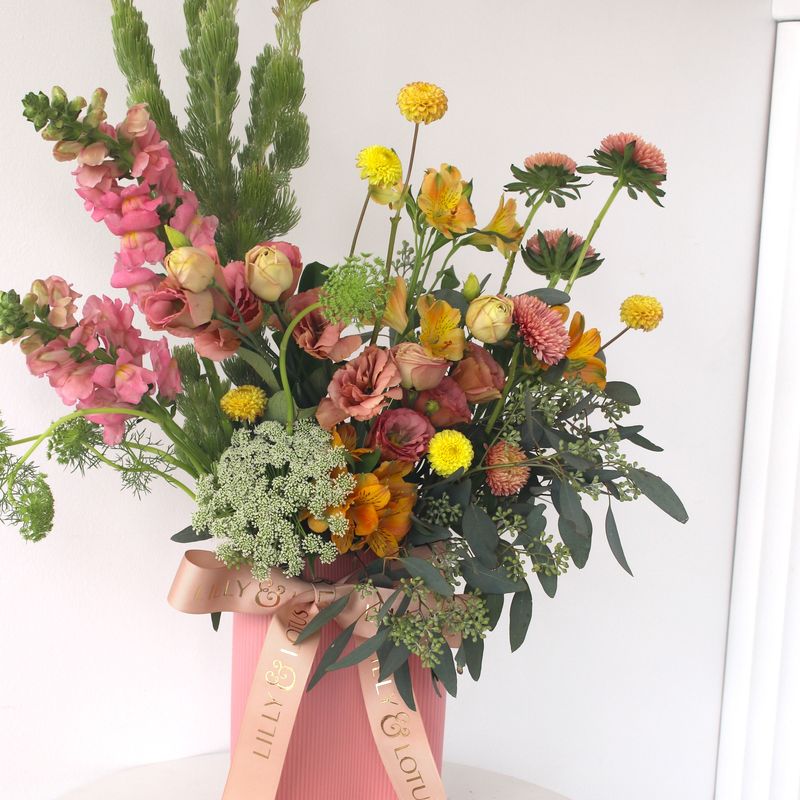 BEAUTIFUL VASE  (CURVED ) ARRANGMENT