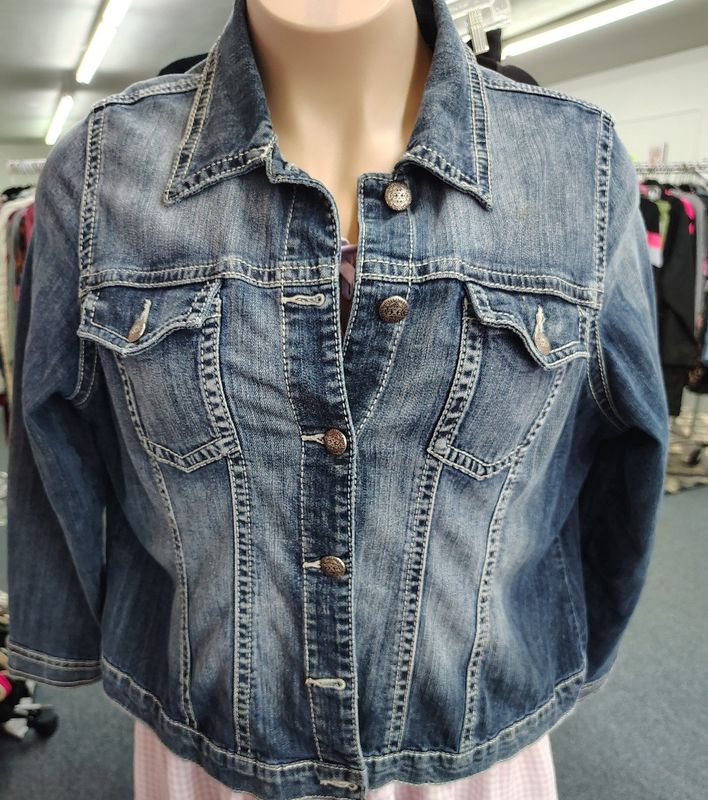 Silver jeans denim jacket size 2x runs like 1x