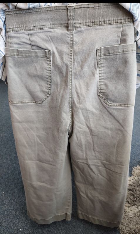 Lane Bryant light green wide leg cropped jeans size 16