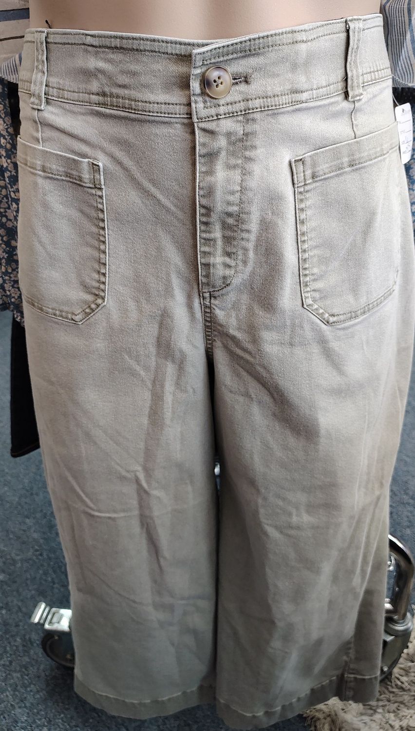 Lane Bryant light green wide leg cropped jeans size 16