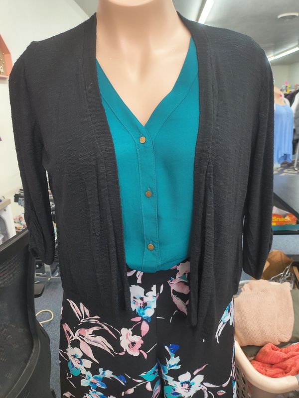 XXL Faded Glory black slightly cropped light cardigan