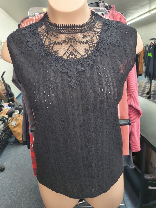 XXL Black sleeveless eyelet lace top