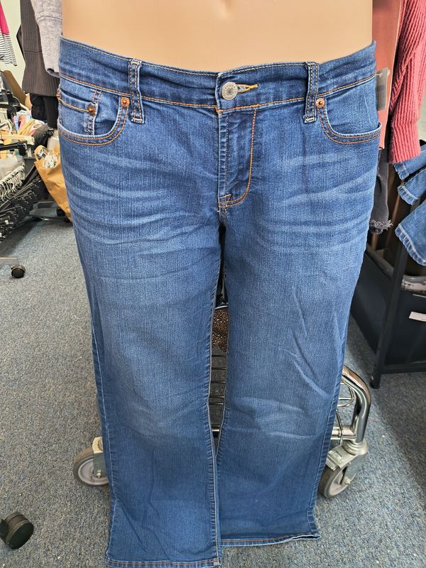 Size 16 D. Jeans bootcut distressed