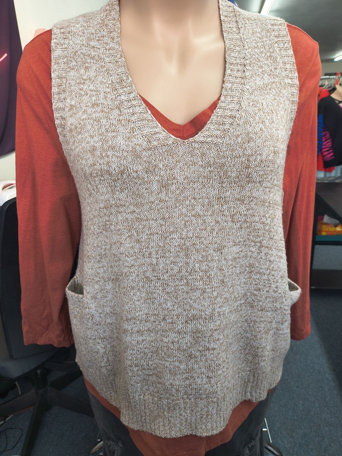 2x light brown sweater vest with pockets