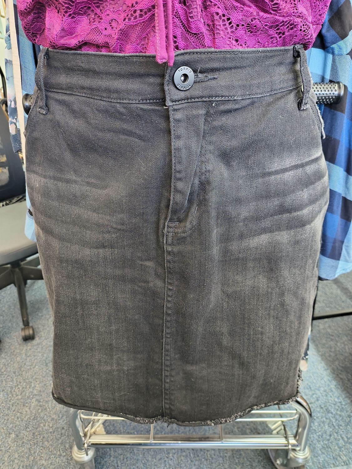 Size 28 Torrid black distressed floral embroidered denim pencil skirt