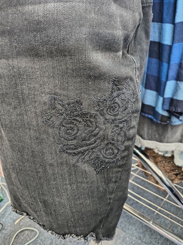 Size 28 Torrid black distressed floral embroidered denim pencil skirt