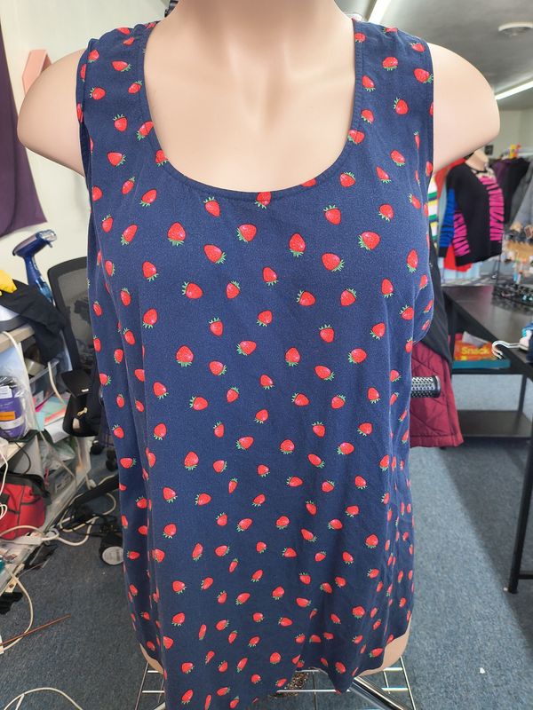 6x Torrid strawberry print with criss cross back