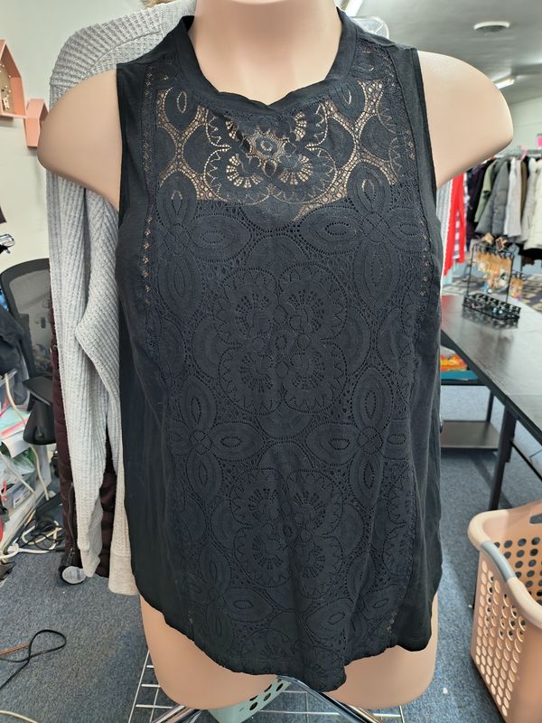 1x Torrid black sleeveless knit top with lace