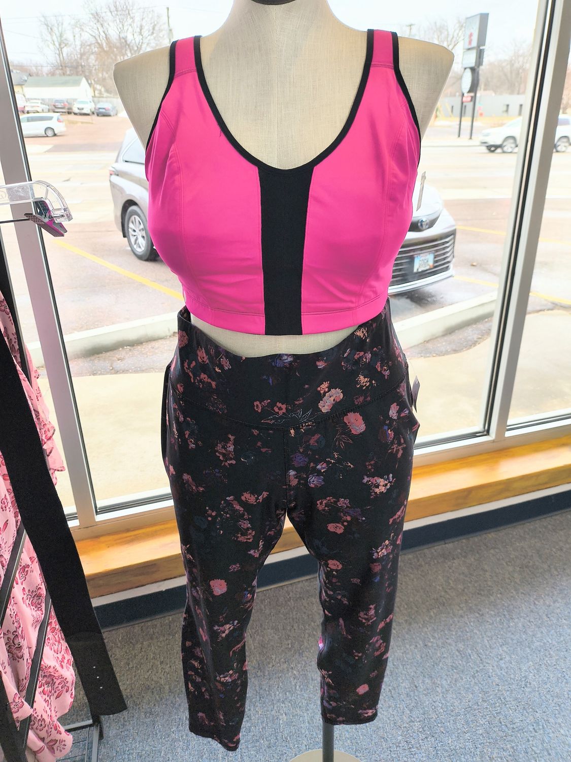 Size 42H Livi Active underwire sports bra pink and black