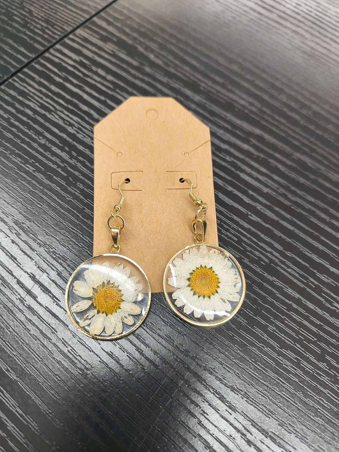 "Oopsy Daisy" Preserved flower handmade flat earrings round