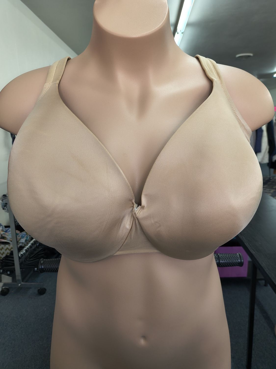 42H Cacique lightly lined full coverage nude underwire bra