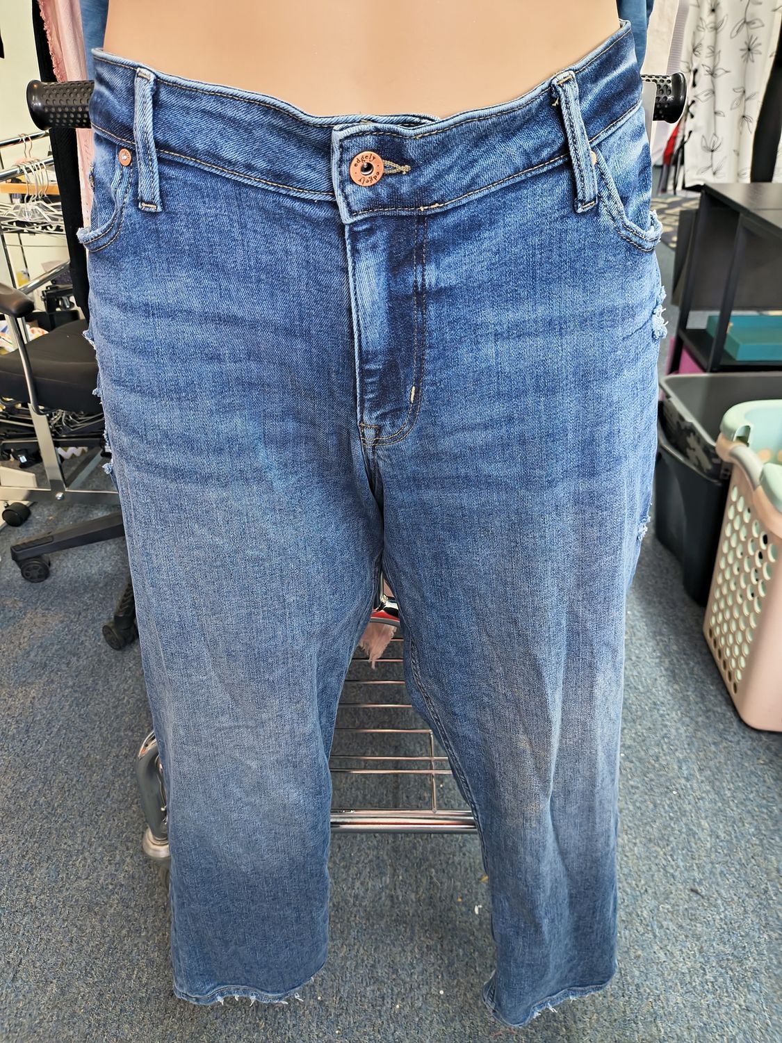 20W Maurices Edgely jeans midrise relaxed boyfriend crop