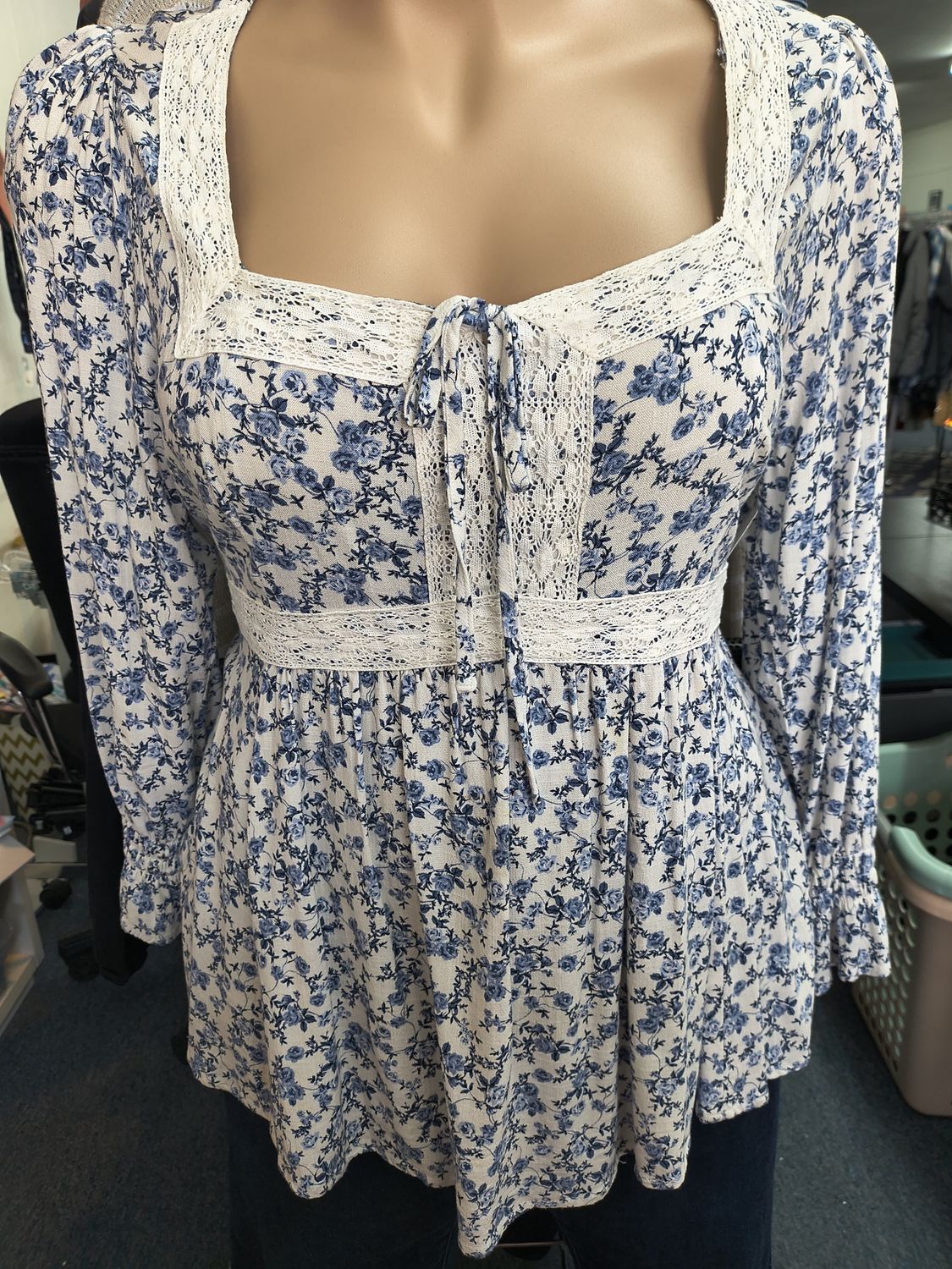 2x Torrid floral babydoll top blue and white ruffle sleeve lace accent
