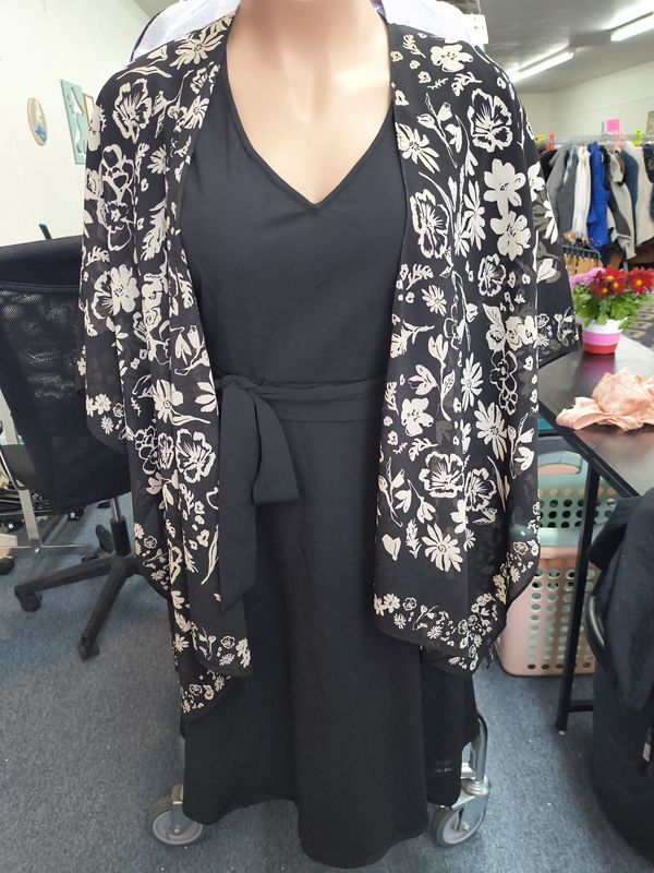 One Size Sonoma black and white floral kimono