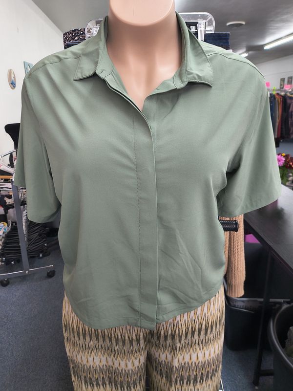 Size XL Stylus green cropped button front shirt