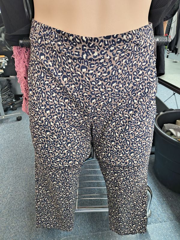 Size 18 Rafaella stretchy animal print pull on crop pants
