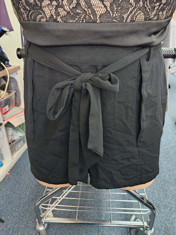 Size XXL a new day black dressy pull on shorts with belt 16 18