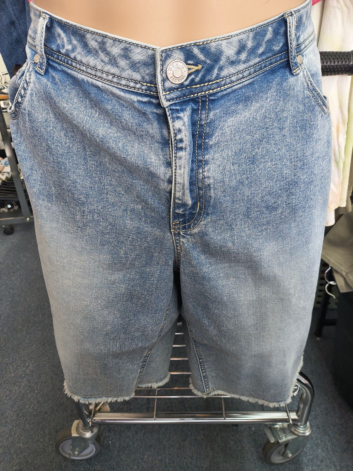 20W Cato acid washed denim curvy bermuda shorts