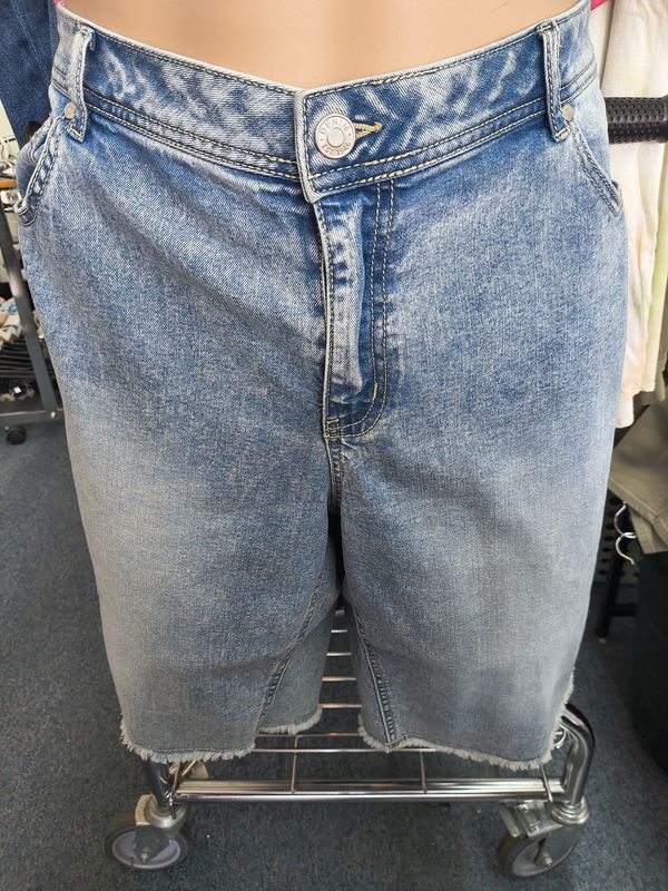 20W Cato acid washed denim curvy bermuda shorts